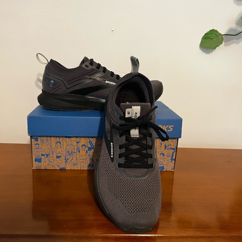 Brooks ladies Richochet Charcoal Athletic Shoes